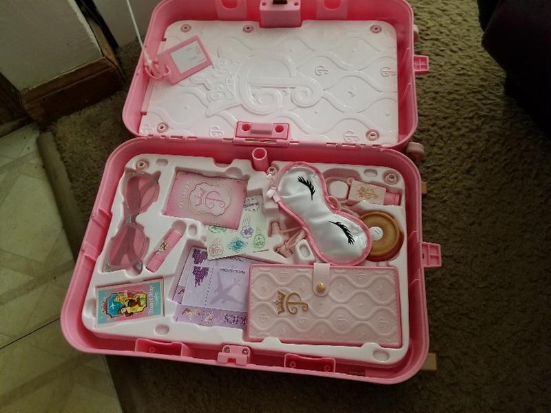 Comes with 17 play travel pieces + play suitcase