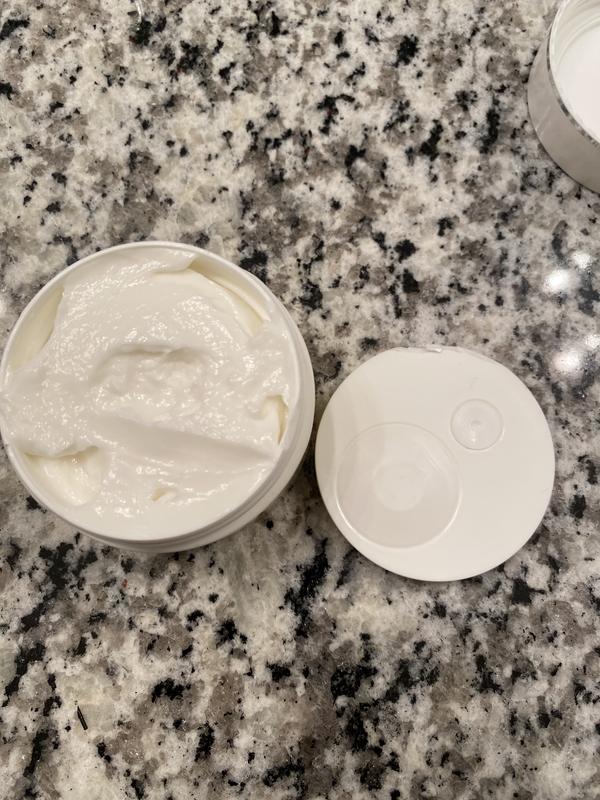 Customer photo for "Great moisturizer horrible container"