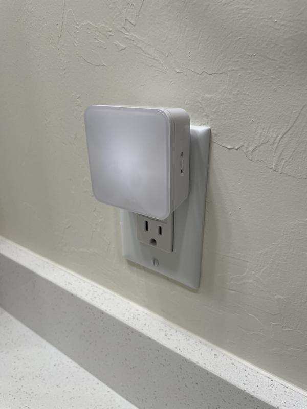 Enbrighten Dimmable White LED Auto On/Off Night Light 70421-T1 at Lowes.com