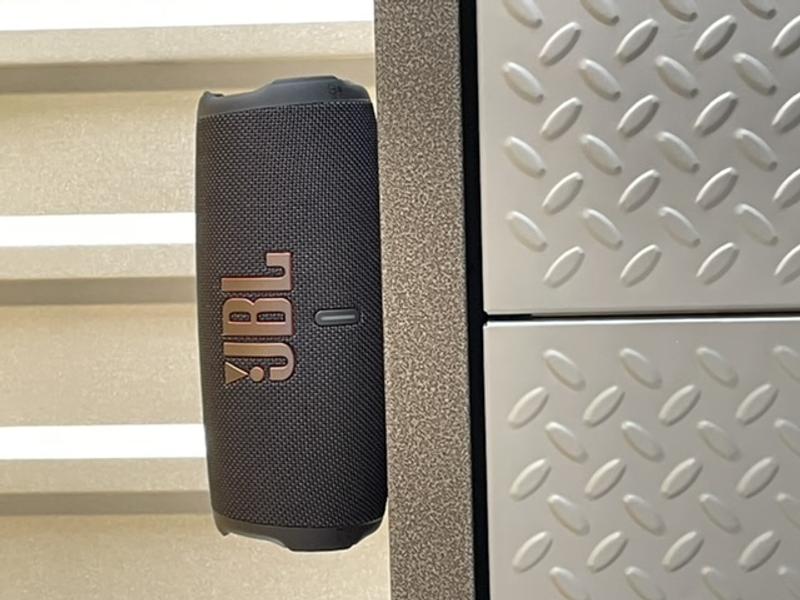 JBL estrena nuevo altavoz portátil: el Charge 5 llega con batería de  7500mAh, función powerbank y Bluetooth 5.1