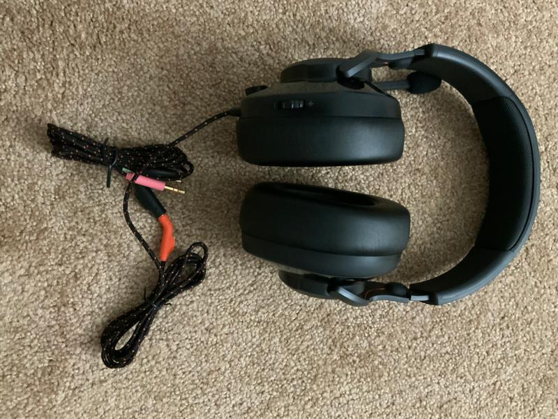 Auriculares JBL Quantum 200 con cable para colocar sobre las