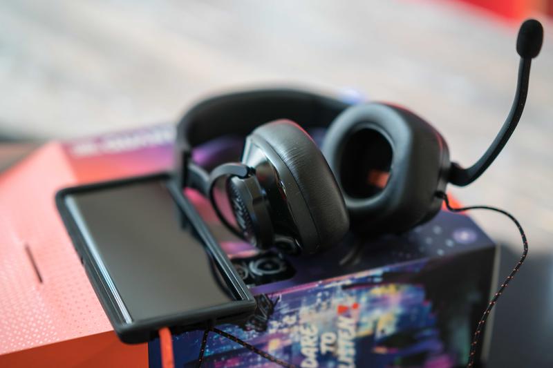 JBL Quantum 300  Auriculares integrales híbridos para gaming en PC con  cable y micrófono abatible