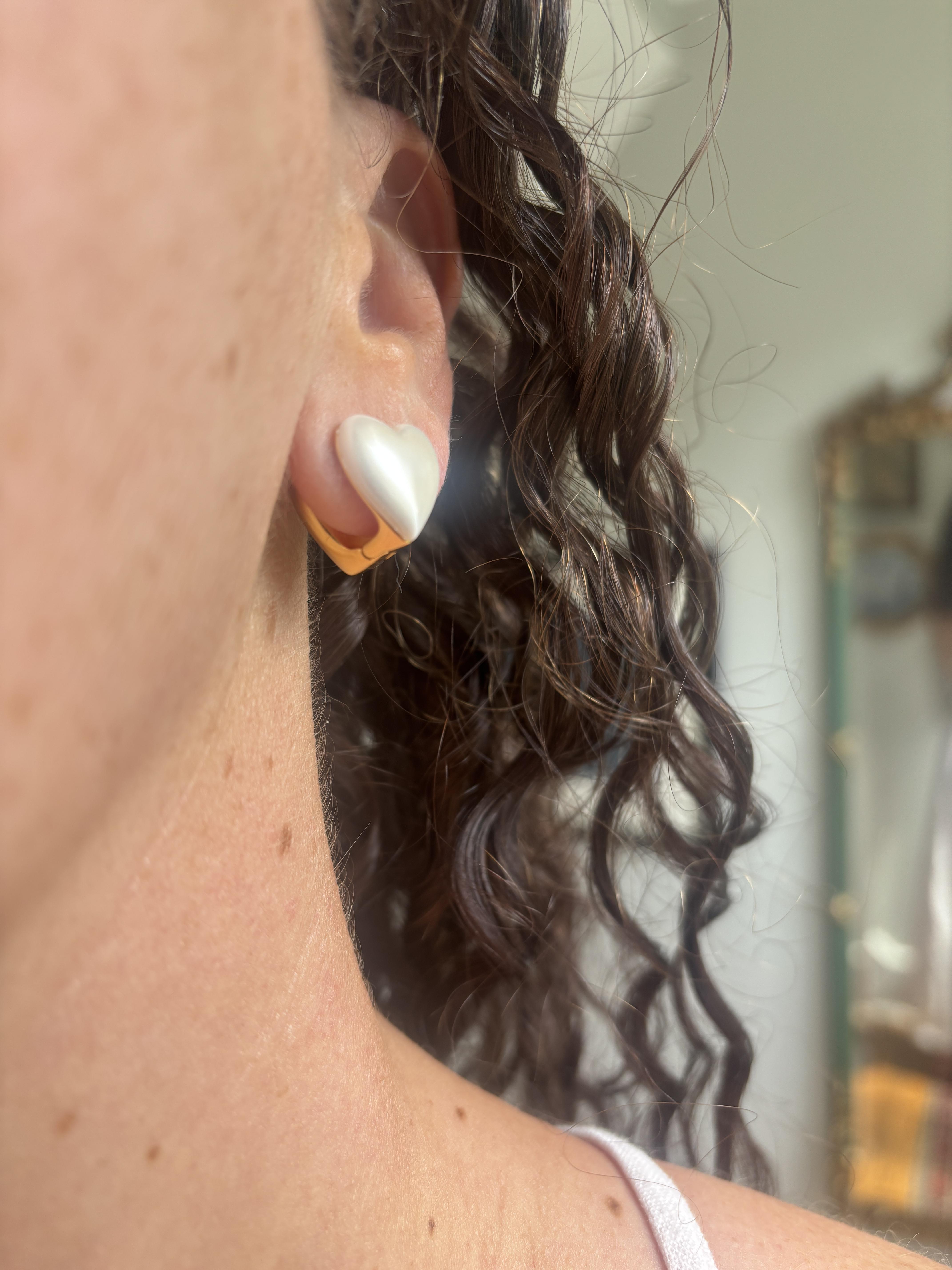 健康アクセサリー hugunz HearT II Follow Your Heart Earrings - CZ hearts detachable huggies