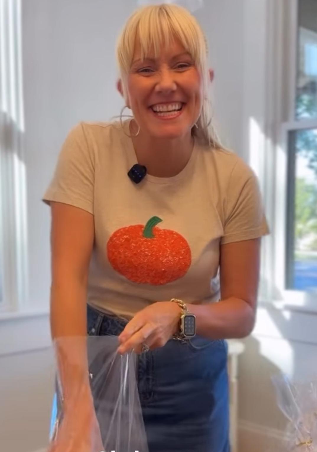 Apples graphic tee