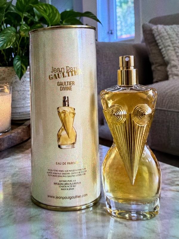 Customer photo for "Feminine & sexy perfume while still being sophisticated"