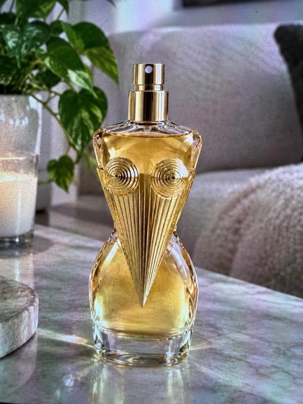 Customer photo for "Feminine & sexy perfume while still being sophisticated"