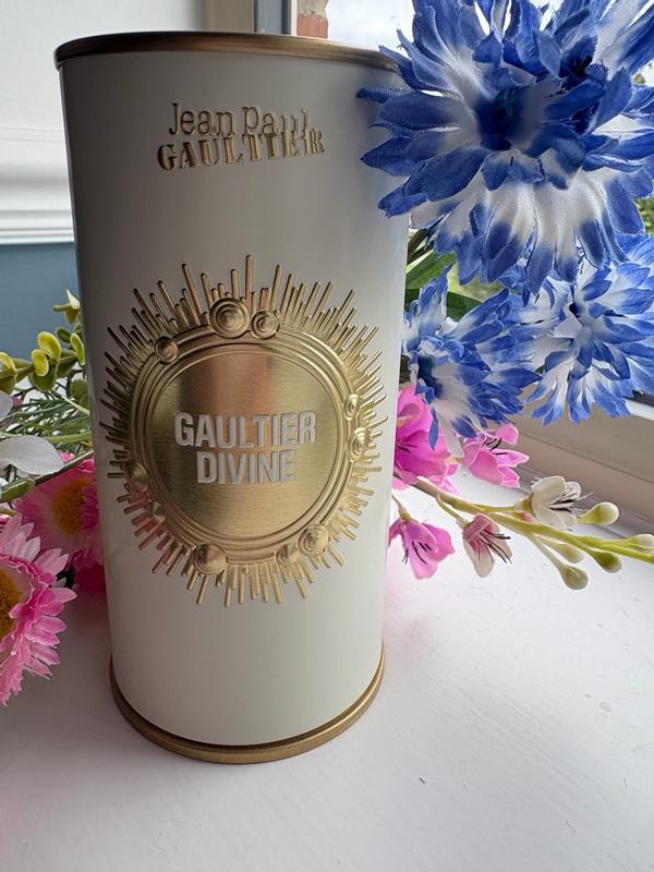 Customer photo for "Elegantly packaged and long lasting smell"