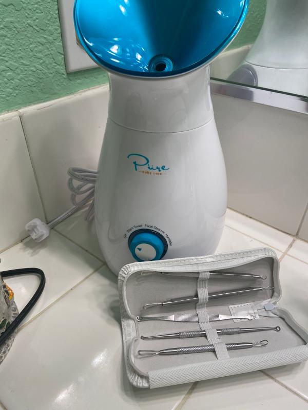 Facial steamer and accessories to get rid of blemishes