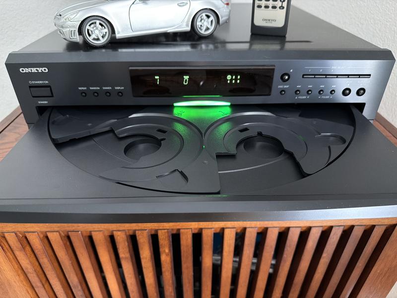 DX-C390 Refurbished 6 Disc CD Player | Onkyo