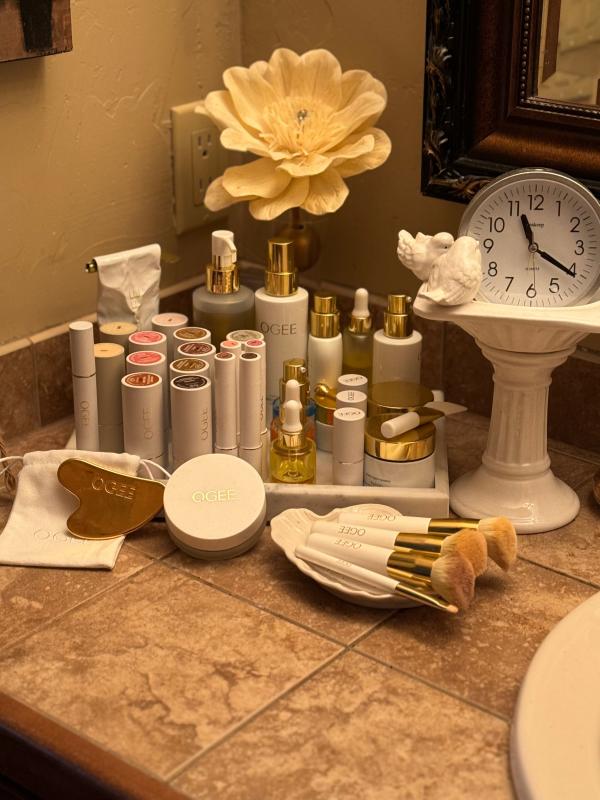 Customer photo for "Activated botanical primer, gets my face ready for my sculpted face sticks!"