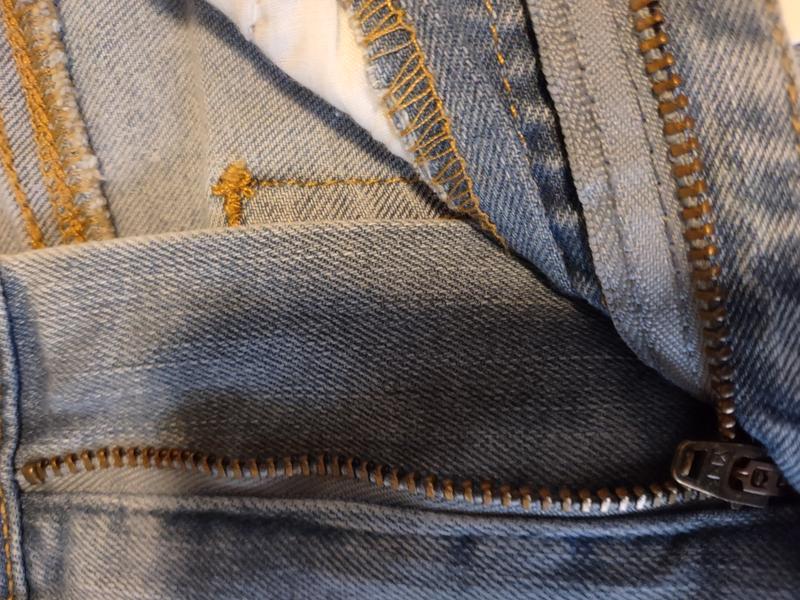 Medal zipper, great stitching