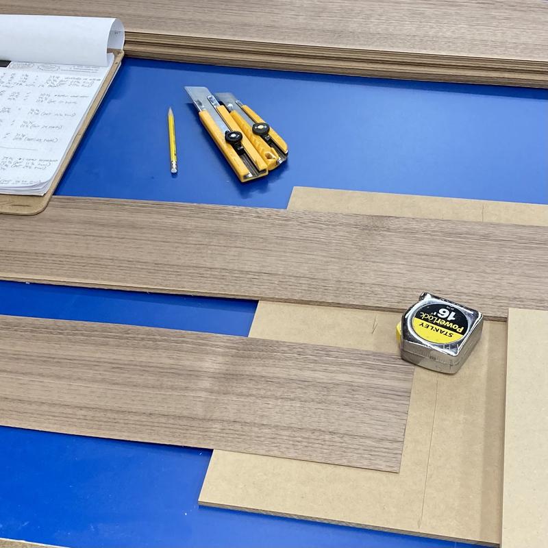 Cutting bundles of veneer to length