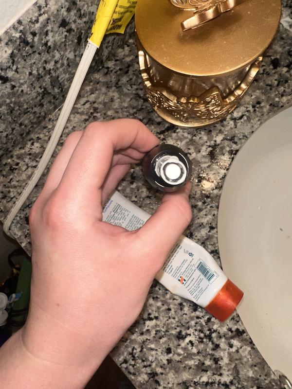 If you zoom in you can see black stuff in that lil hole at the top where you put the toothbrush and I can’t even clean it because that white thing is in the way blocking the hole