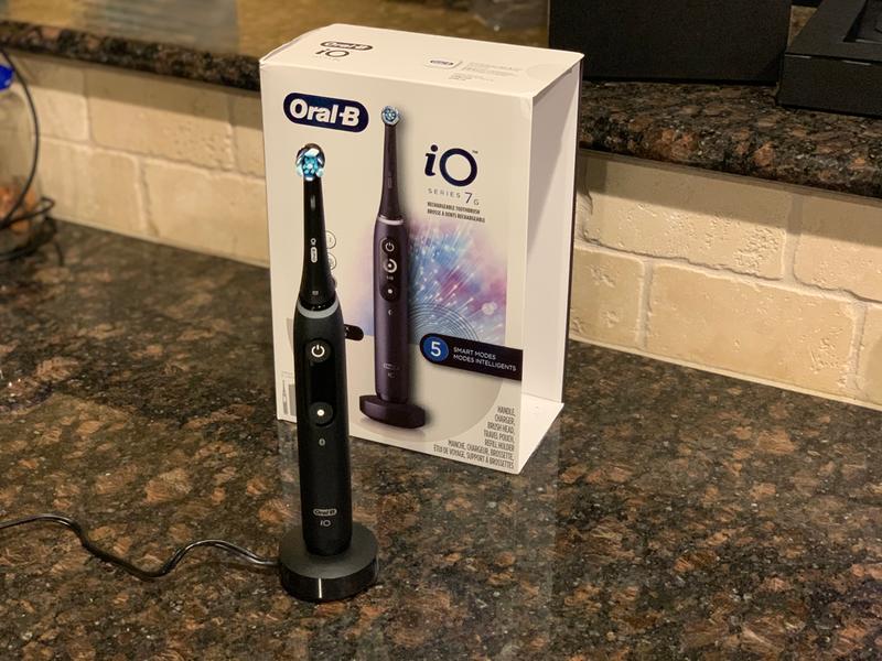 Oral-B iO Series 7 Electric Toothbrush with 2 Brush Heads, Black Onyx