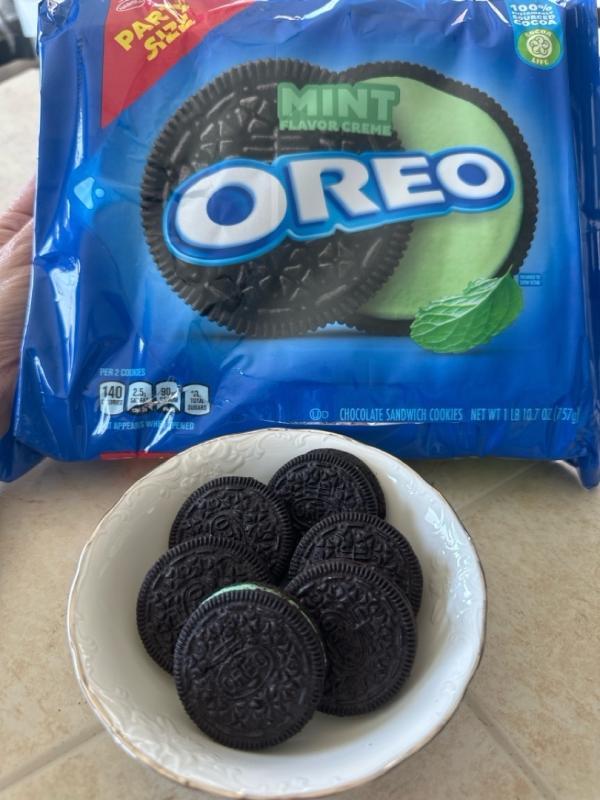 OREO Mint Creme Chocolate Sandwich Cookies, Family Size, 18.71 oz