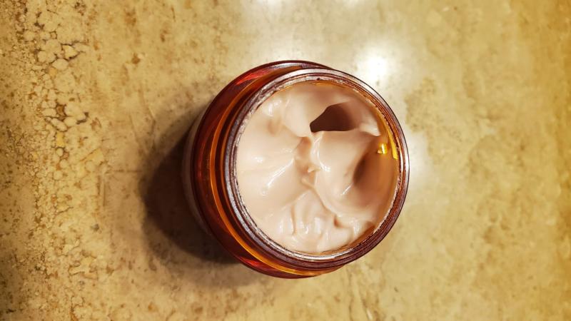 Brightens with pearlescent ingredients.