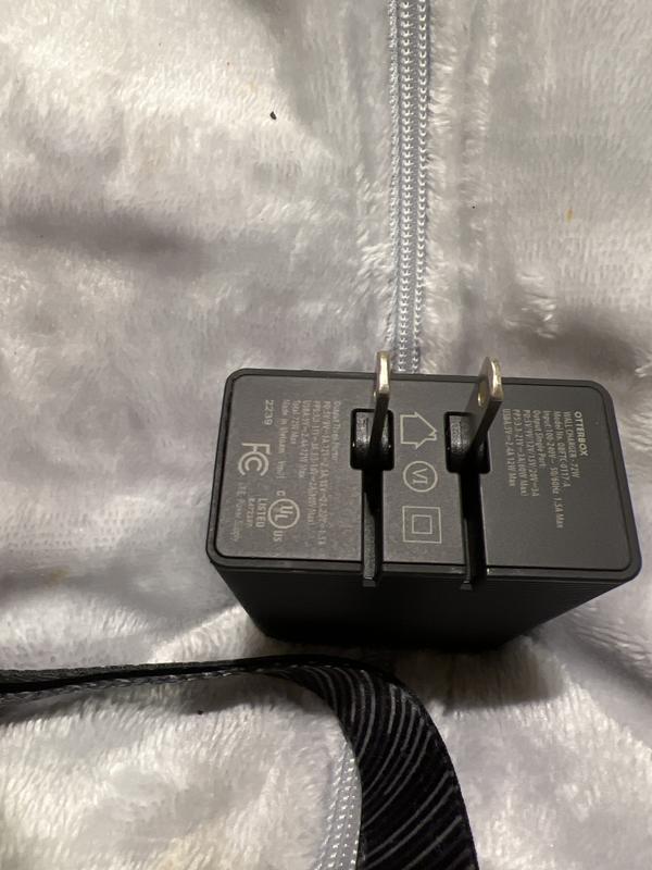 1 UBS PORT 2 USB C PORTS