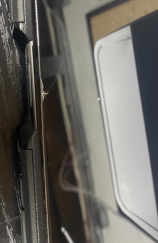 Cracks start right at this exposed edge, without any impact, just daily use, in and out of an empty pocket.