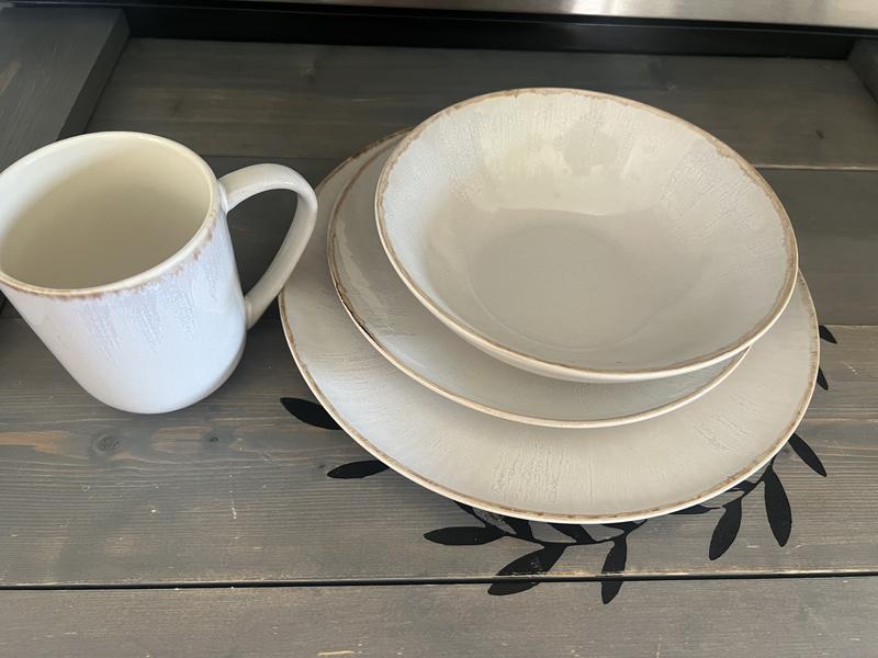 Beautiful Set. Goes with everything. Good for holidays and everyday use.