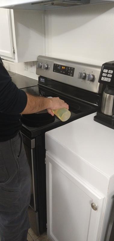 Practical oil container