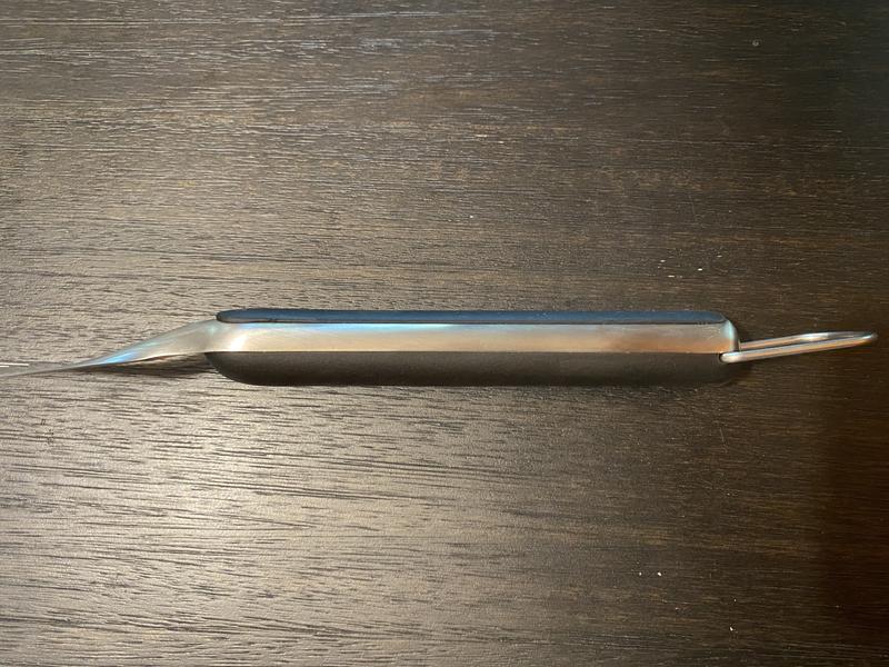 Side view...just look at that beefy handle