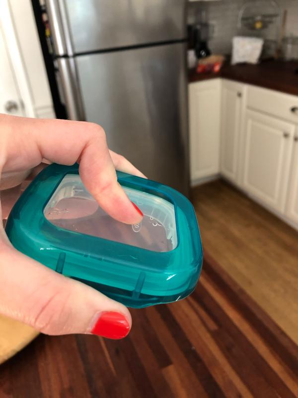 Flat (clear) part of lid depresses separately from rim of lid, making for a nice tight lock.