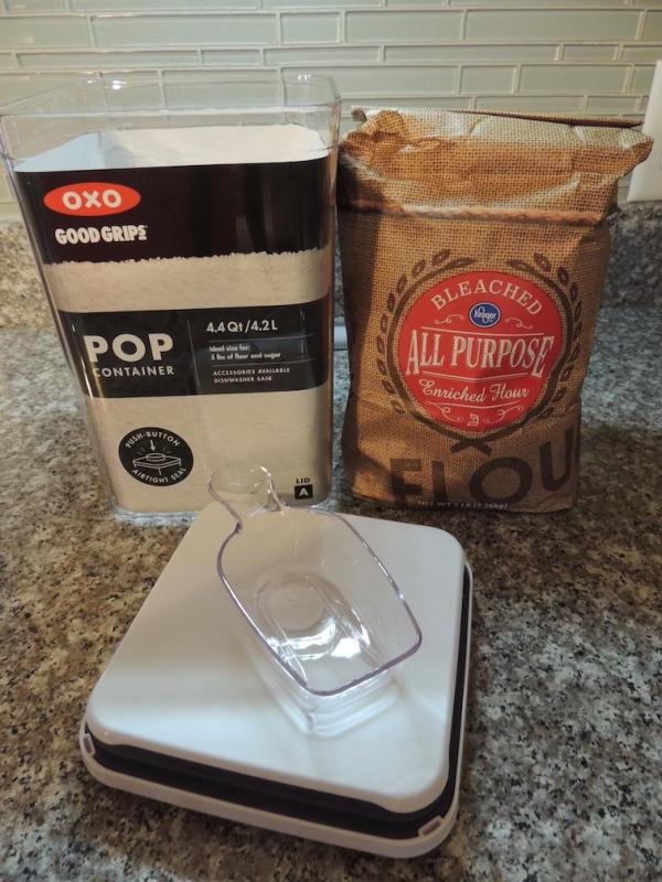 Love how the scoop accessory attaches under lid!!