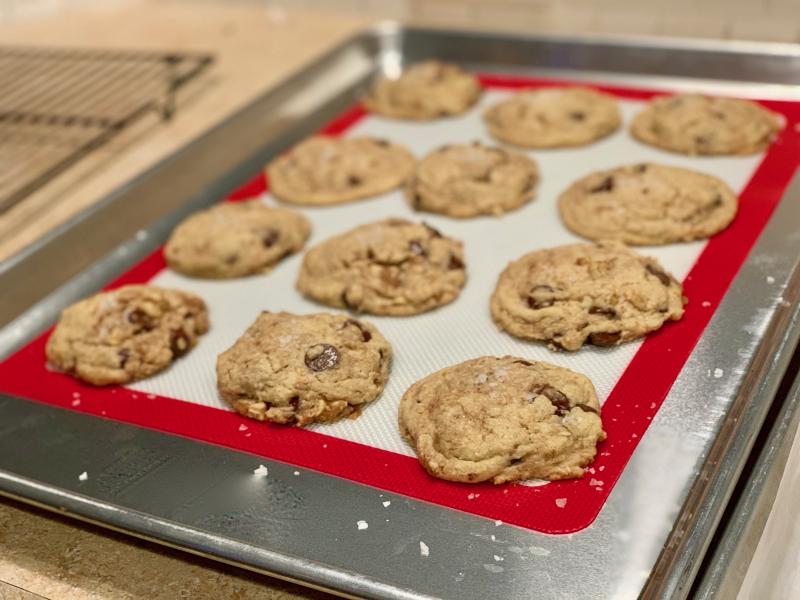 silicone baking mat fits 12 large cookies comfortably