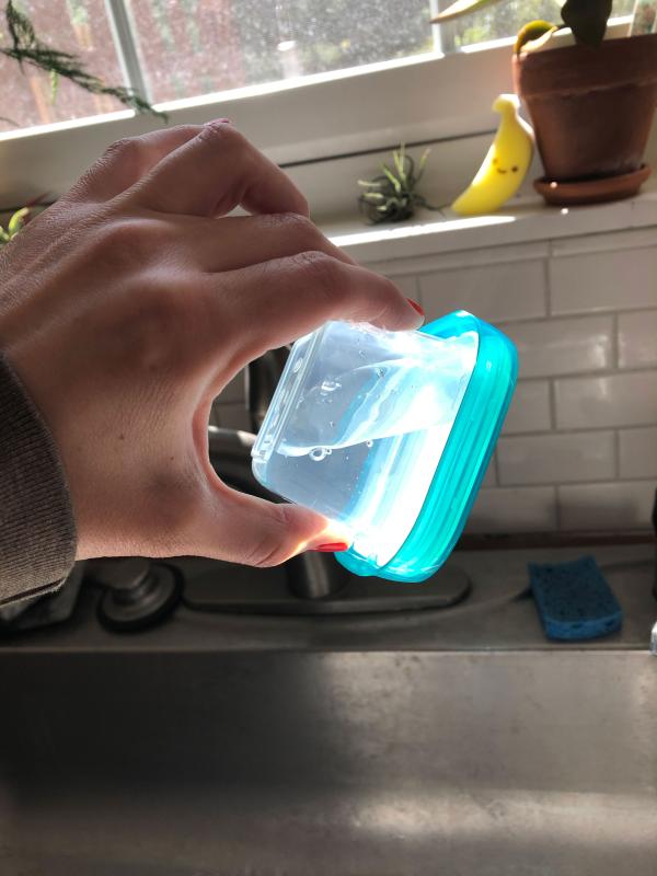 A really light locking lid that's perfect for containing liquids.
