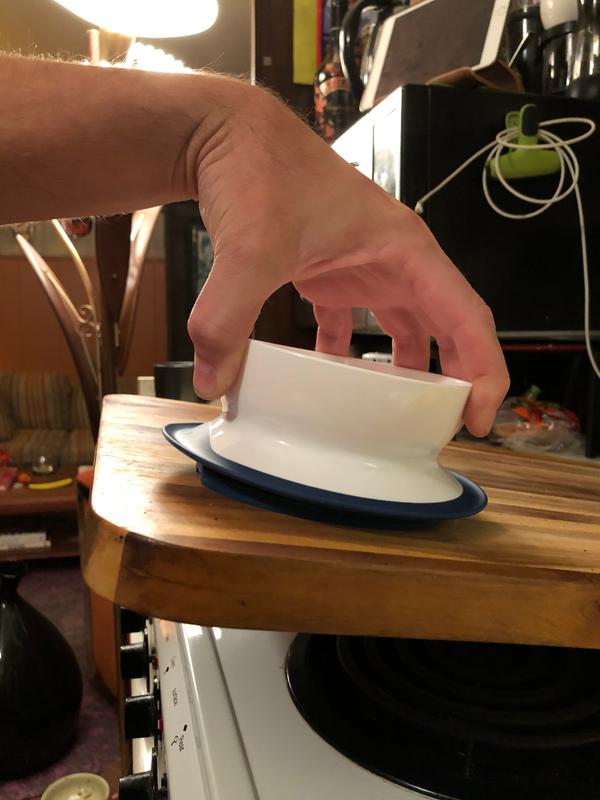 Holding on tight and lifting a cuttingboard.