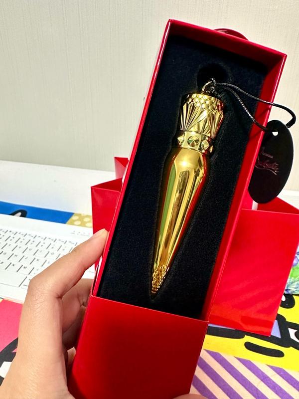 Customer photo for "Elegant packaging, everyday nude shade"