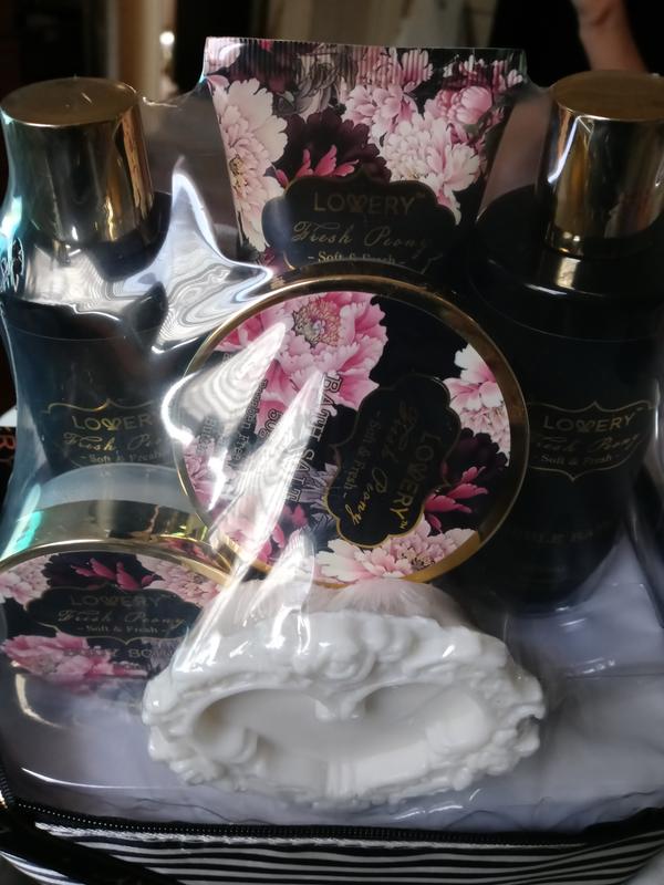 Bath set with all the items.