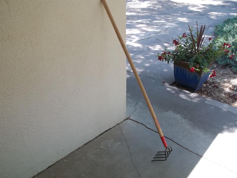 Razor-Back 54-in L Wood Steel Garden Rake 68115 at Lowes.com