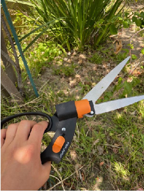 Fiskars Shear Ease Rotating Head Grass Shears - Smooth, Clean Cuts Every  Time - 360 Degree Rotating Handle - Steel Blades - Composite Handle in the  Grass Shears department at