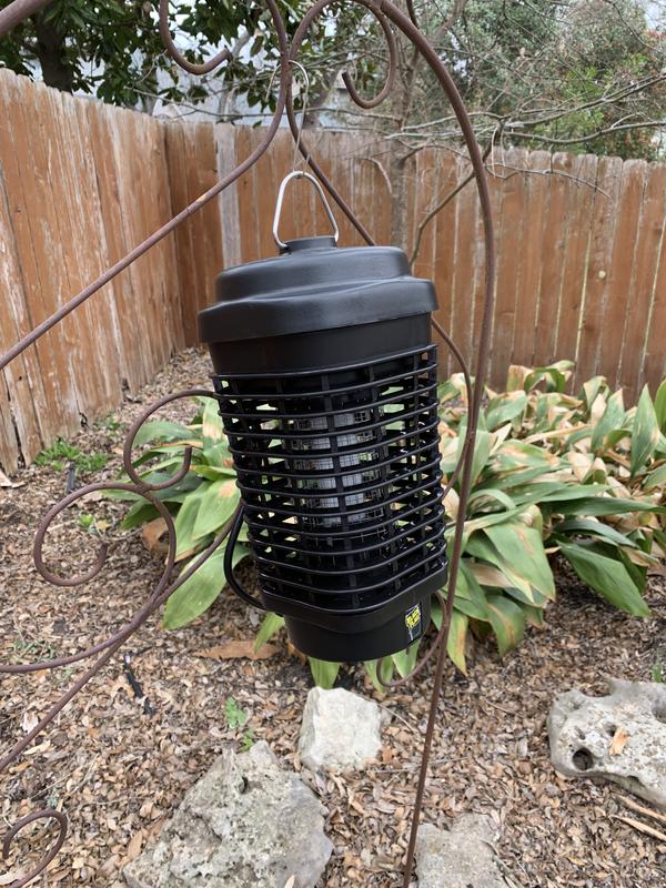 BLACK FLAG 15-Watt Bug Zapper Outdoor Insect Trap in the Insect Traps  department at