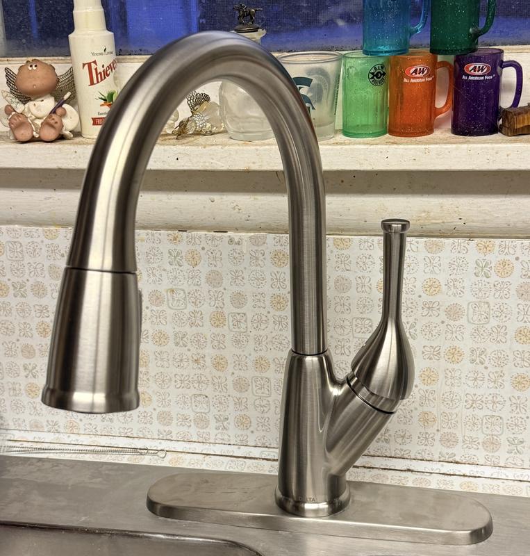 Delta 19939-SS-DST Izak 1-Handle Pull-Down Sprayer Kitchen Faucet in S