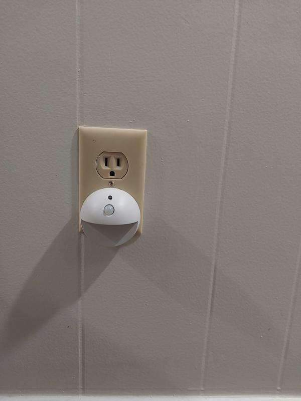 Utilitech White LED Motion Sensor Auto On/Off Night Light NL-CIRC-PI2-1 ...