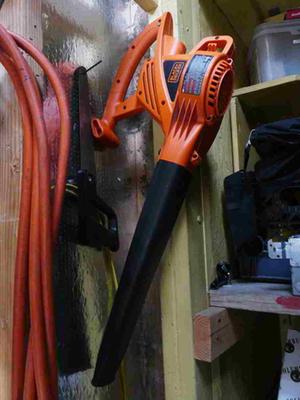 BLACK DECKER 180 CFM 180 MPH Corded Electric Handheld Leaf Blower