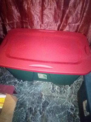 Holiday Living Large 32-Gallons (128-Quart) Red/Green Heavy Duty Tote with  Standard Snap Lid at