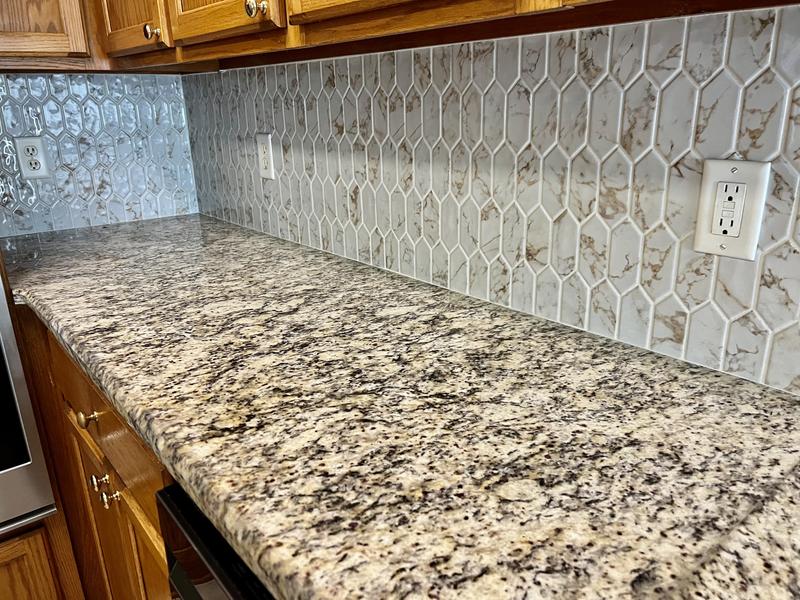 American Olean Vistarro Calacatta Grey 11-in x 12-in Glossy Ceramic Honeycomb Marble Look Wall Tile (0.73-sq. ft/ Piece)