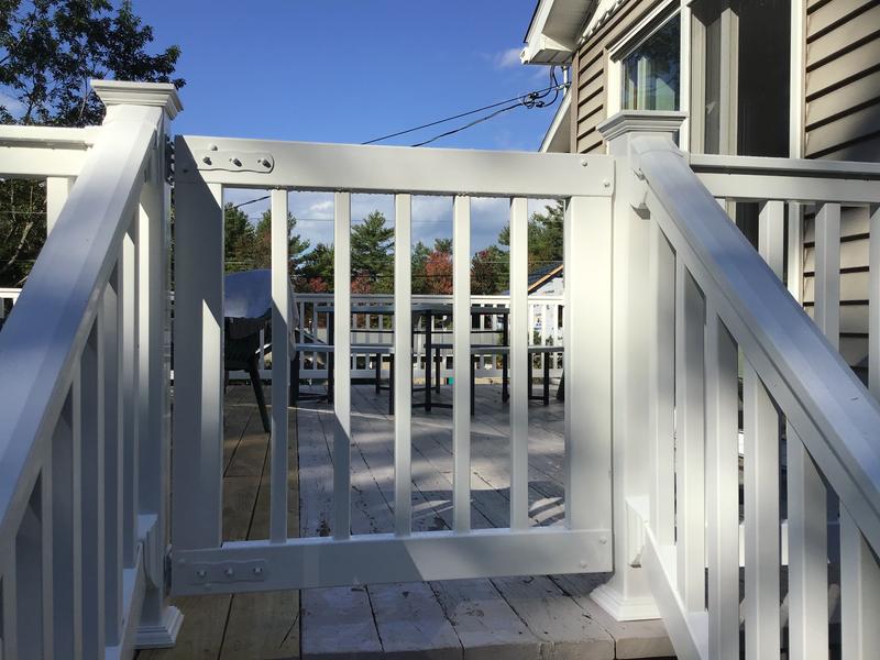 Freedom Lincoln 36-in L x 36-in H White Vinyl Deck Railing Gate in the ...