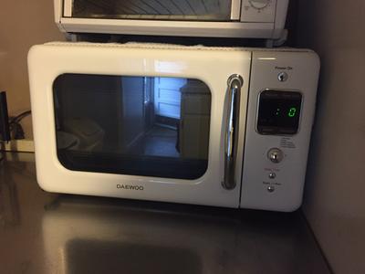Ft. Cream White 700W Daewoo KOR-7LREW Retro Countertop Microwave Oven 0.7 Cu 