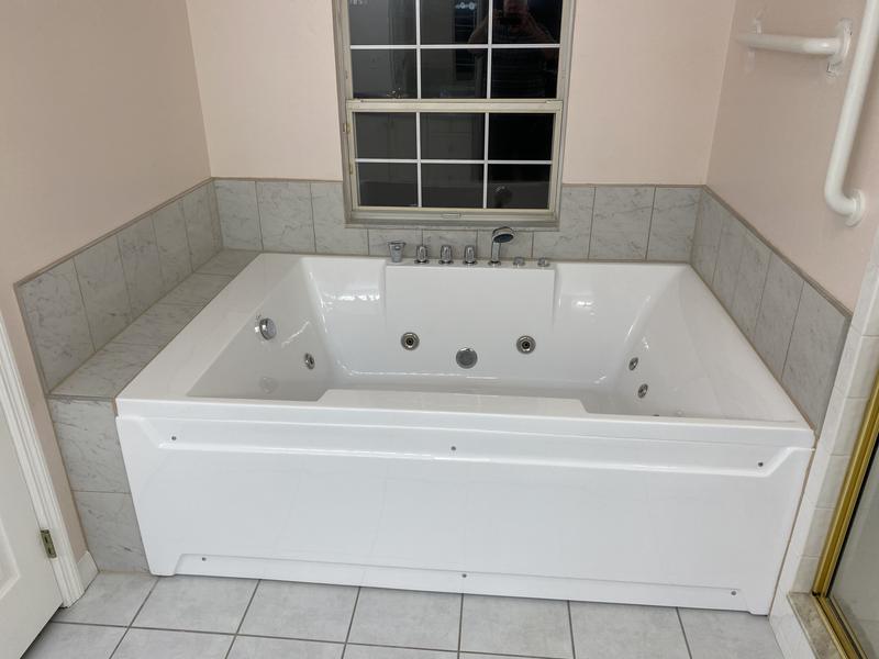 Empava 71 in. Acrylic Right Drain Rectangular Alcove Whirlpool Bathtub in  White with 16 Water Jets EMPV-71JT667B - The Home Depot