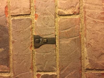 Zerodis Brick Hook Clips, Metal Brick Wall Clips for Hanging Outdoors  Without Drilling Brick Hangers for Pictures Lights Wreaths Stockings  Garland Fit