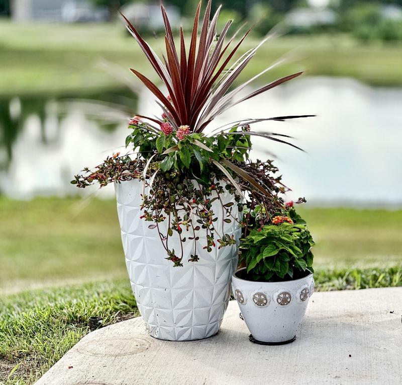 allen + roth 15.79-in W x 21.17-in H Contemporary White Resin Transitional  Indoor/Outdoor Planter in the Pots & Planters department at