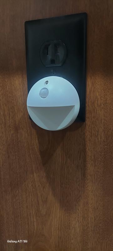 Utilitech White LED Motion Sensor Auto On/Off Night Light NL-CIRC-PI2-1 ...