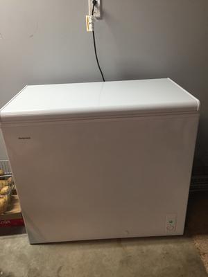 Hotpoint 7.1-cu ft Manual Defrost Chest Freezer (White) in the