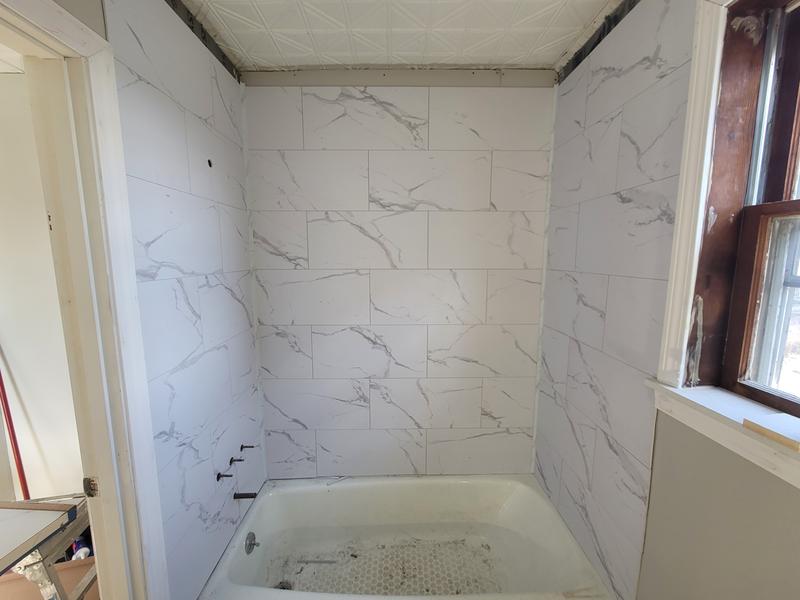 Carrara Marble 23-in x 11-in Carrara-look PVC Marble Look Interlocking Wall Tile (17.9-sq. ft/ Carton)