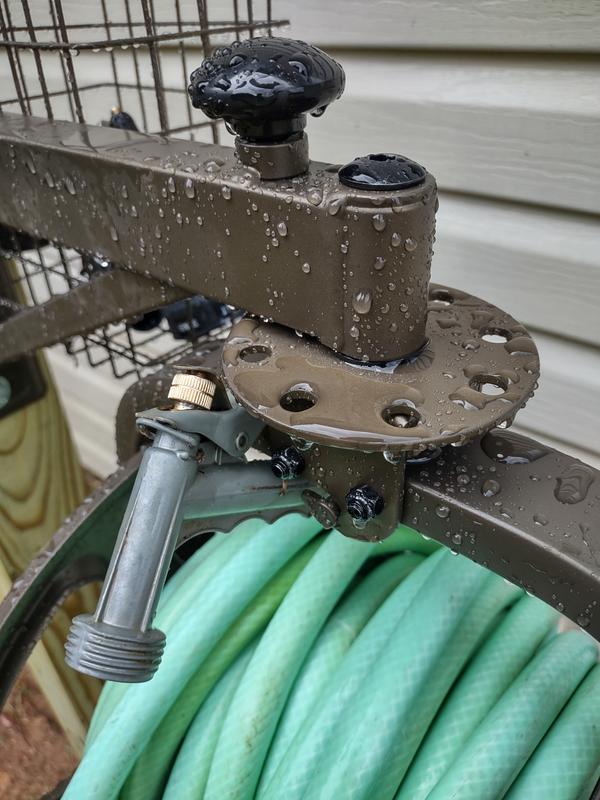 Wall-mount pivoting hose reel - Canac