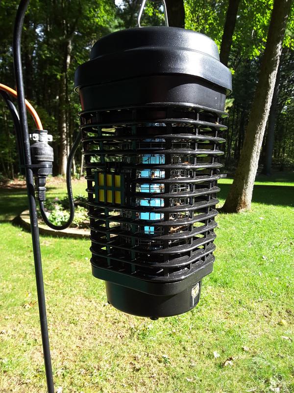 BLACK FLAG 15-Watt Bug Zapper Outdoor Insect Trap in the Insect Traps  department at